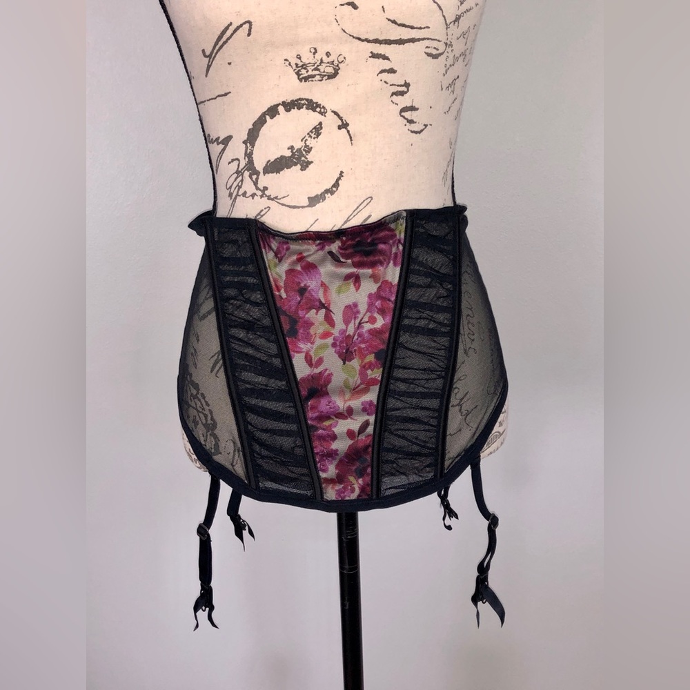 Rare vintage Victoria's Secret Waist Cincher/Garter Belt Size Medium